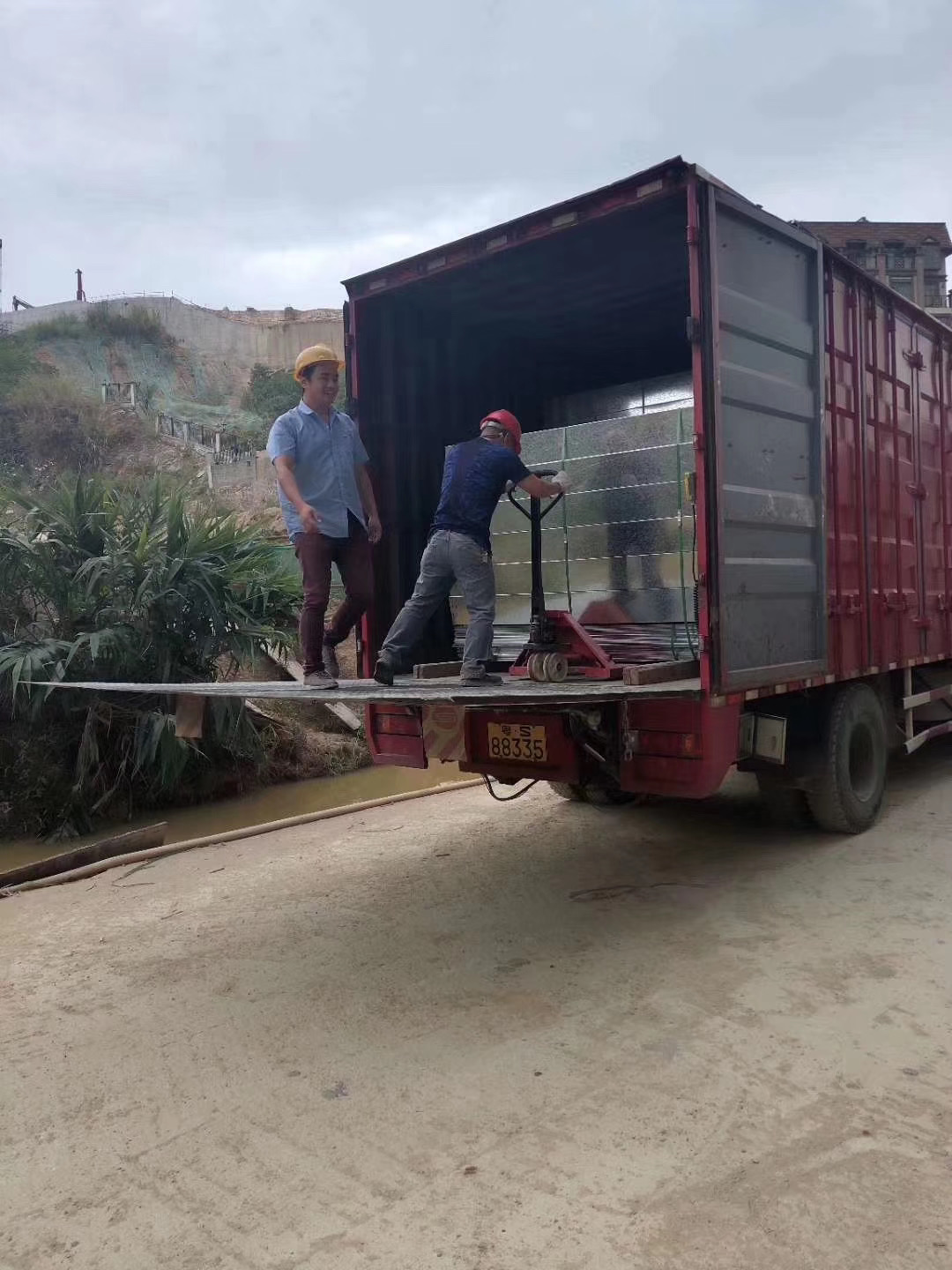 廣州實(shí)地墻薇國際電纜橋架進(jìn)場